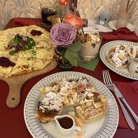 ganz vorne im Bild: vegane Pancakes mit Ahornsirup, links: Flammkuchen (vegetarisch), rechts Pancakes (vegetarisch), mittag: Joghurt mit Früchten (vegetarisch)  at Molo Rouge in Wunsiedel