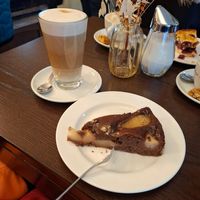 Schoko Birne (vegan) und Latte Macchiato mit Hafermilch at Caffè Lucca in Fuessen