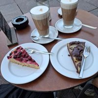 Himbeer-Käsekuchen und Schoko-Birne at Caffè Lucca in Fuessen