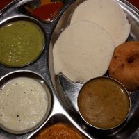 Vorspeise Nr. 3 Idly und Linsenküchlein mit Sauce at Saravana Bhavan in Frankfurt