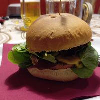 Veganer Buger mit veganem Käse at Bistro Cafe Fini's Klane Kuchl in Toeschling