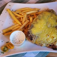 Knoblau Seitan Schnitzel mit Käse überbacken, Pommes + veganer Dip at Schwaibacher Hof in Bad Birnbach