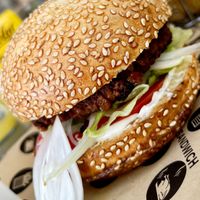 Vegan burger with Heura "meat" and vegan mayonnaise, juicy! at Porta Nuova - Pizzeria e Cucina Italiana in Premia De Mar