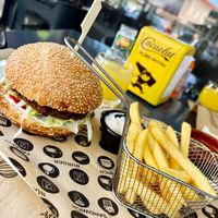 Portion of vegan burger includes patatas fritas and vegan mayonnaise at Porta Nuova - Pizzeria e Cucina Italiana in Premia De Mar