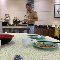 Im 2. OG, links von meiner Begleitung die Teesuppen Station   at NénGrén Zhāi Guǎn 能仁斋馆 in Guilin