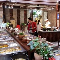 the buffet  at NénGrén Zhāi Guǎn 能仁斋馆 in Guilin