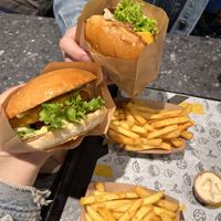 No chicken burger, shroom burger, fries and truffle mayo  at VINCENT in Bremen