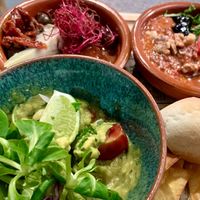Muhamara de pimientos con nueces, guacamole con tequila y alcachofas a la romana. #Veganuary at MEZZE in Granada