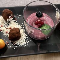 Bizcocho de dátiles, crema de frutos rojos y trufas de almendra. #Veganuary at MEZZE in Granada