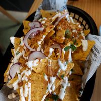 Nachos con cebolla crujiente y queso azul vegano at MEZZE in Granada