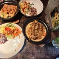 Hühnchen-Alternative mit Salat, Kimchi und schwarzem Reis; Entenfleisch-Alternative mit Salat, Kimchi und schwarzem Reis  at Mom's - Vegan Cooking in Berlin