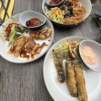 Vorspeisen: veganer Backfisch, panierte Enoki und paniertes, veganes Huhn   at Mom's - Vegan Cooking in Berlin