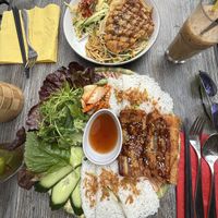 Hauptspeisen: vegane Ente auf Nudeln und der köstliche, vegane Schweinebauch 🤤  at Mom's - Vegan Cooking in Berlin