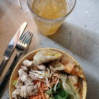 Bò bún piccolo con tofu saltato e involtini di verdure, tè freddo al mango at East Canteen Grand'Rue in Strasbourg