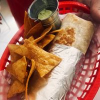 No soy fan de los burros , pero el de carnitas estaba buenísimo, lo puedes acompañar con totopos que los gritan en el momento y sales calientitos 😍 at La Victoria-Taquería in Bogota