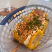 Los elotes son wow, tienen Mayo cilantro y como de chipotle , me sorprendió mucho la mayonesa porque son bien exigente y la verdad estaba buenísima. Pregunté y también la hacen at La Victoria-Taquería in Bogota