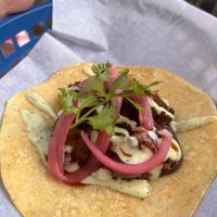 El campeón, este taco se debería ganar un premio, tiene una textura buenísima y salsita medio picante medio dulce que es gloriosa. Lo terminan con Mayo cilantro y cebolla encurt at La Victoria-Taquería in Bogota