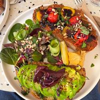 Frühstück "Avocado & Tomate (vegan)": 
Gegrilltes Sauerteigbrot mit Avocado, Walnuss-Tomaten-Pesto, Storå Gewürzmischung, Balsamico Zwiebeln, gegrillter Zucchini, gerösteten T at Storå Coffee in Bremen