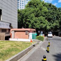 Looking down to the river at Vegetarian Restaurant - 素食堂 解放路店 in Hangzhou
