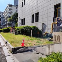 Looking up from the river at Vegetarian Restaurant - 素食堂 解放路店 in Hangzhou