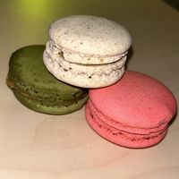 Vanille, Pistazie, Himbeer Macaron veganmania  at Chez Fritz in Vienna