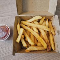 Fries with ketchup at Zerö Kebab in Berlin