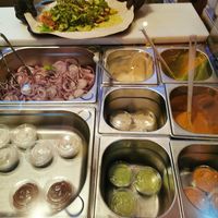 Drei Saucen und Dürüm in Arbeit at Zerö Kebab in Berlin