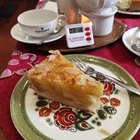 Veganer Apfelkuchen und Ostfriesentee at Cafe Obermarkt  in Mittenwald