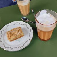 Crumble aux pommes & latte. 
À tomber par terre ! at Vegan Chouke in Brussels