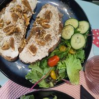 No goat toast with figs and walnuts at Vegan Chouke in Brussels