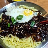 Jjajangmyeon vegano con aggiunta personale di uovo fritto. at Hahoe Village Hongdae in Seoul