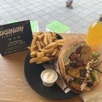 Berliner Gemüse Kebap, Pommes und Knoblauch Mayo   at Crunchy Kebab Vegan in Kassel