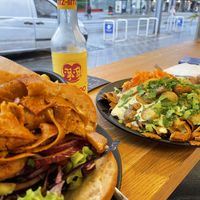 Ein Klassiker und ein Dönerteller mit grüner Soße - episch  at Crunchy Kebab Vegan in Kassel