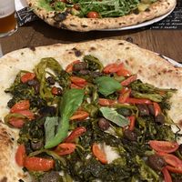 Pizza friarielli, pomodorini, olive taggiasche e pizza crema di zucchine, zucchine, pomodorini, patate, rucola, olive taggiasche  at Bella Vita Pizzeria  in Asti