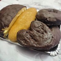 Media luna, pepito de crema, palmera de chocolate y dos donuts de chocolate at Horno San Cipriano in Badajoz