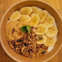 Bol yogourt au lait de coco avec bananes, agave et beurre d'arachides, pour emporter. at Chez Béa in Lisbon