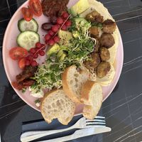 Veganes Frühstück (Falafel Teller)  at Nuvola Café in Munich