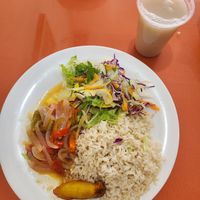 Hauptgang und Getränk at Salud y Sabor Restaurant Saludable in Ambato