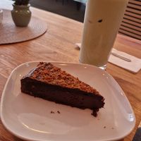 Sticky Chocolate Cake (vegan) und Iced Match Latte mit Hafer at L&A Café   in Witten