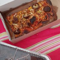 Pizza com cogumelos, alho poró e molho tomate. Parece uma focaccia. at Viva Bakery in Americana