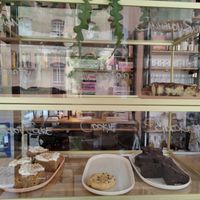 Alle Kuchen/Kekse sind vegan (täglich wechselndes Angebot, heute: Zimtkuchen, Schokokuchen, Brownie, Karottenkuchen, Kekse) at Sisu Lou in Braunschweig