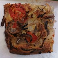 Vegane Focaccia mit Tomaten und Zwiebeln. at Paille i verde in Banyuls-sur-mer
