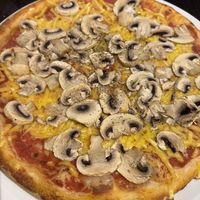 Vegan pizza funghi  at Piazza Siciliana da Sebastiano in Sankt Augustin