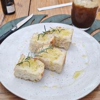 Ganhei essas focaccias quentinhas com alecrim e flor de sal at Manacá Café - Avaré in Sao Paulo