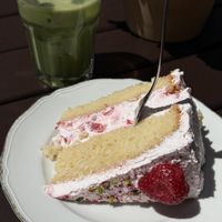 Erdbeertorte & Matcha mit Hafermilch  at Green & Bean in Ansbach