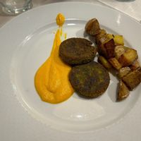 Second course: hamburger (vegetable patties), potatoes and carrot sauce at Da Gio in Reggio Calabria