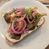 Belegte Brote mit Pilzen at illi's Café in Erftstadt