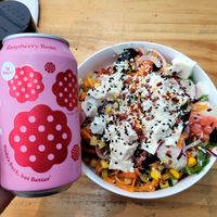 Delicioso bowl de Tofu y TODOS los vegetales, aderezo de maracuya y salsa de anguila brutal también. at ALOHA Poke Bowls & Juice Bar in Heredia