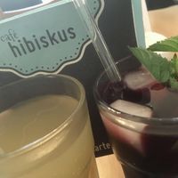 Hausgemachter Eistee (rechts)  at Cafe Hibiskus in Cologne