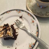 Schwarzer Kaffee und ein Sechstel des Erdnussbutter-Brownies. 😋  at Cafe Hibiskus in Cologne